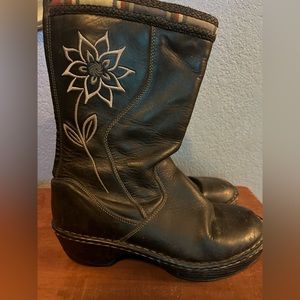 These are just a smidge too small. Very cushy on the inside. Fits like an 8.5.